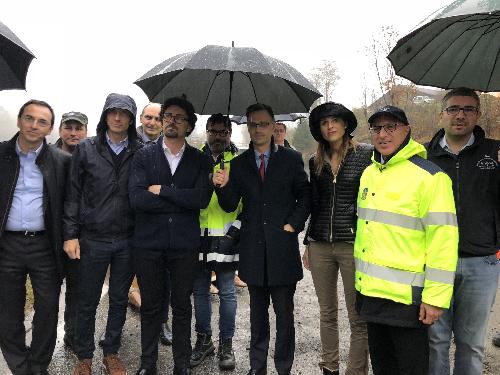 Il governatore FVG, Massimiliano Fedriga, con il ministro alle Infrastrutture, Danilo Toninelli, e l'assessore regionale Pierpaolo Roberti (Autonomie locali) durante il sopralluogo alla SS52 Carnica